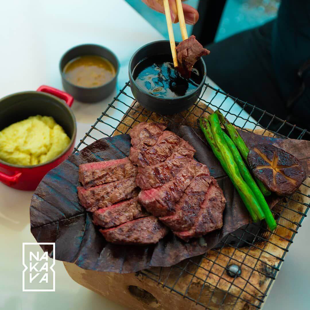 سوشی و غذاهای ژاپنی زیبا و سالم در رستوران نایاکا