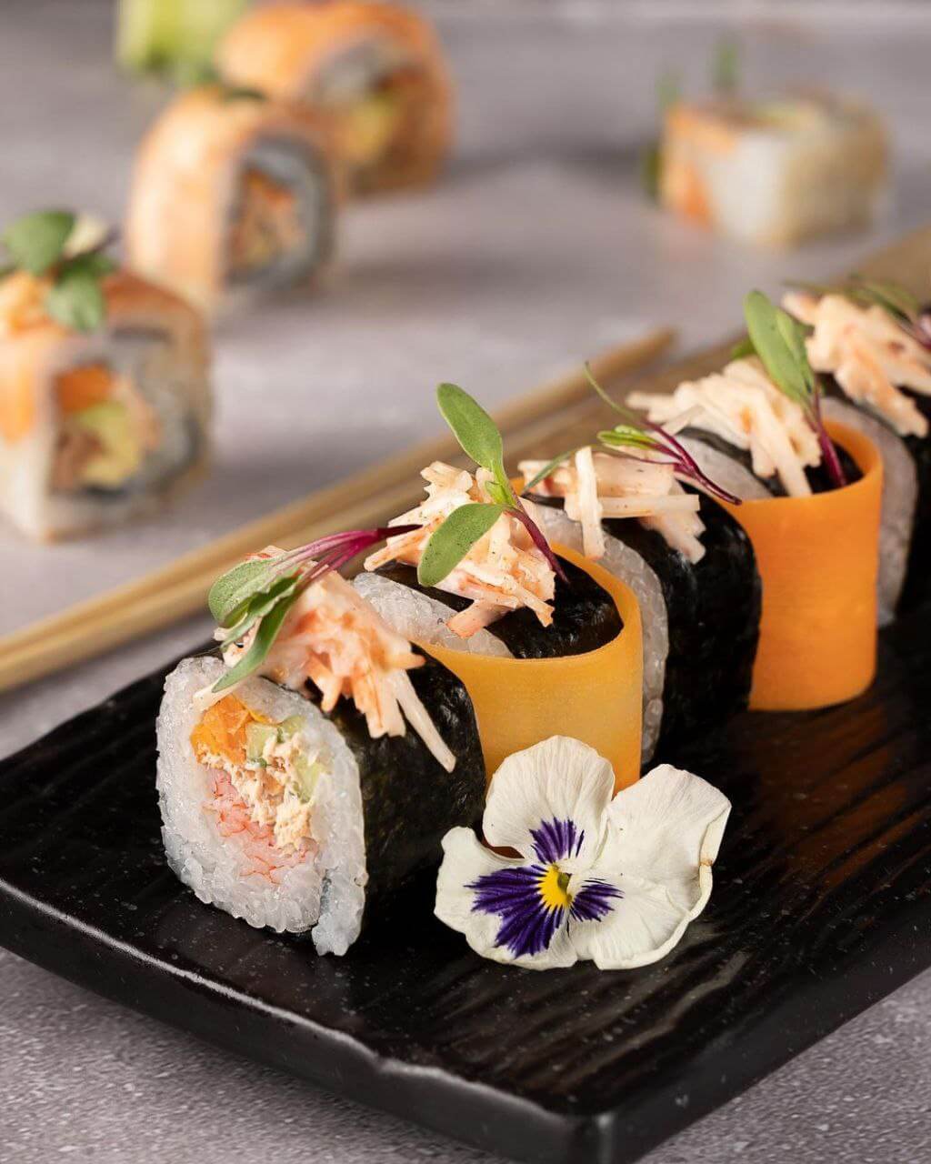 غذاهای آسیایی در رستوران سینسیر در خیابان فرشته