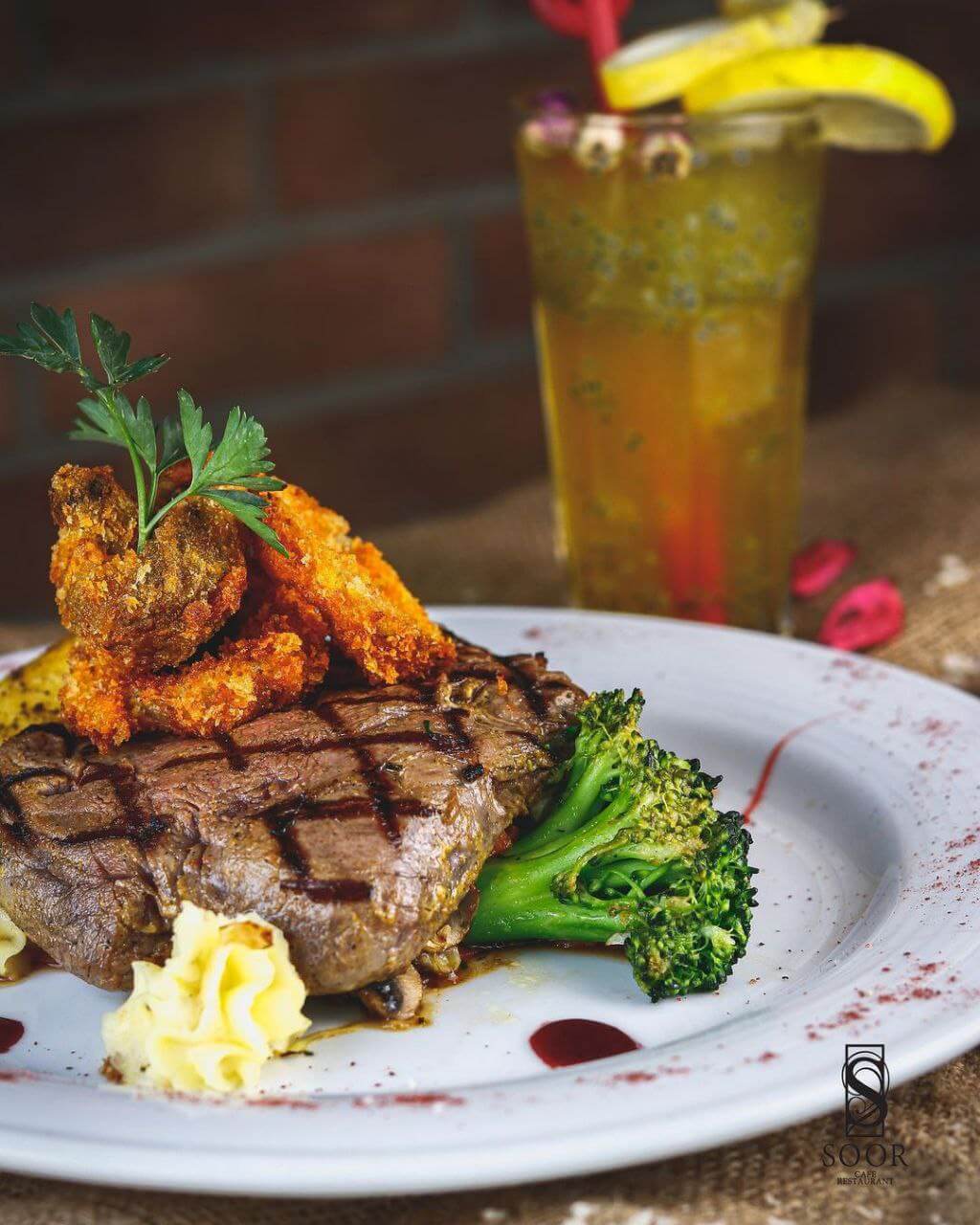 رستوران سور از محبوب‌ترین رستوران های فرشته