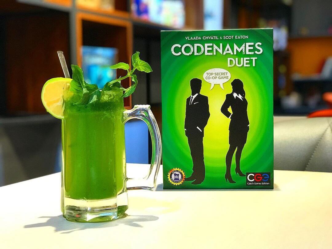 سرو انوع نوشیدنیهای خنک در کافه بردگیم دریملند