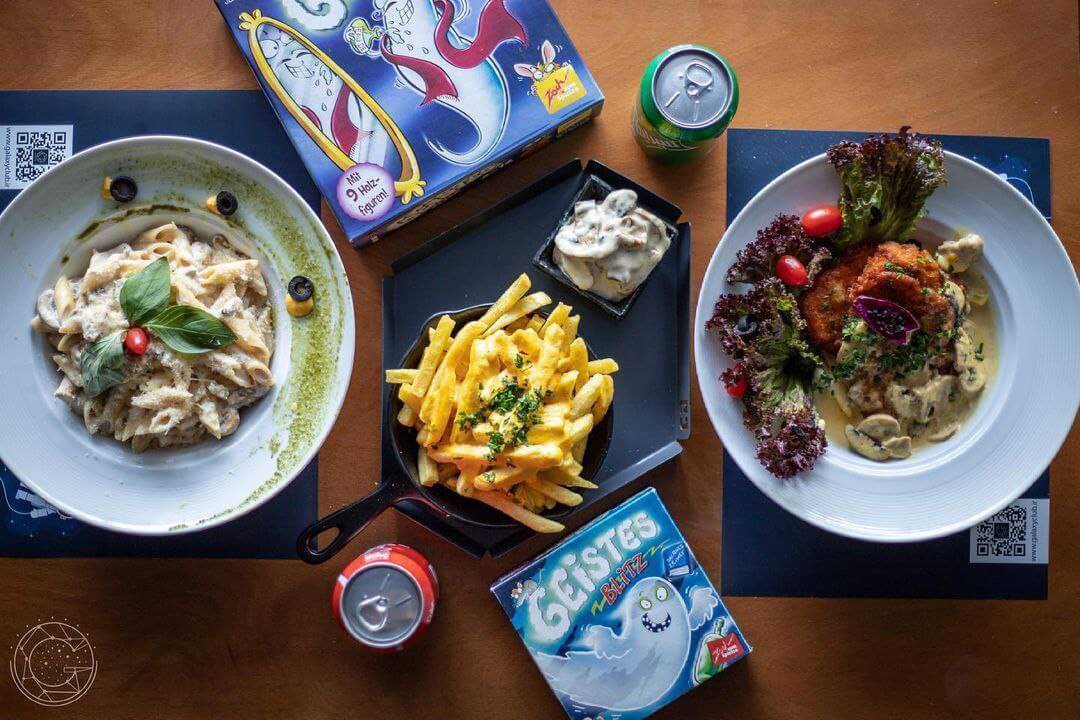 بازی و غذا در کنار هم در گلکسی کلاب