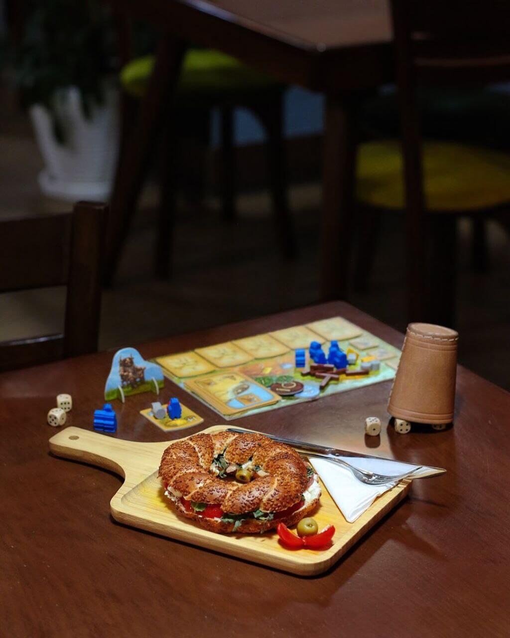 کافه بردگیم گیک با بازیهای متنوع