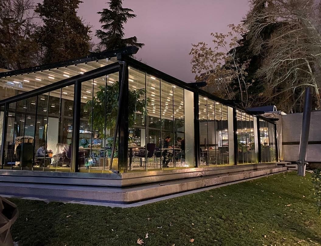 آریانا آرت کافه فضایی شیک در میان باغی سرسبز