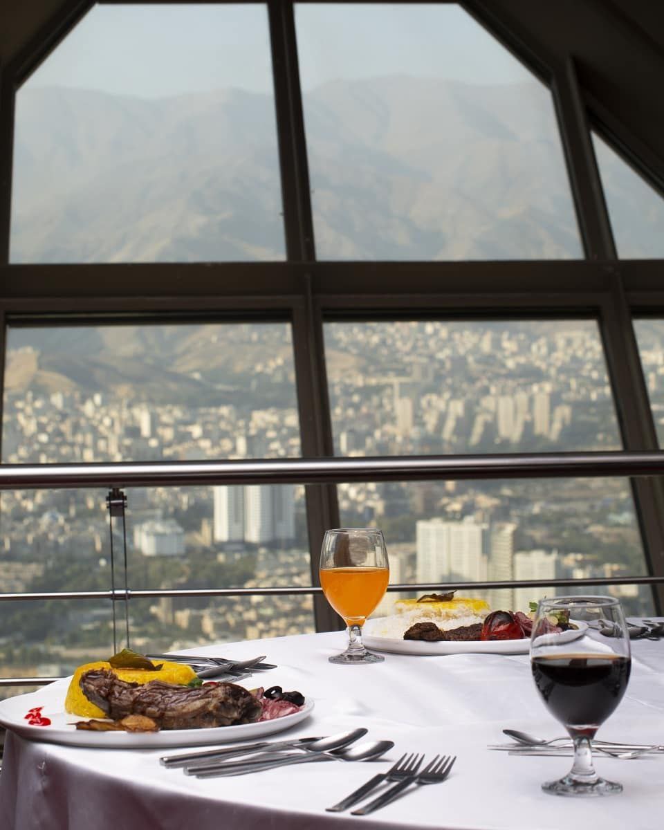 صبحانه در برج میلاد