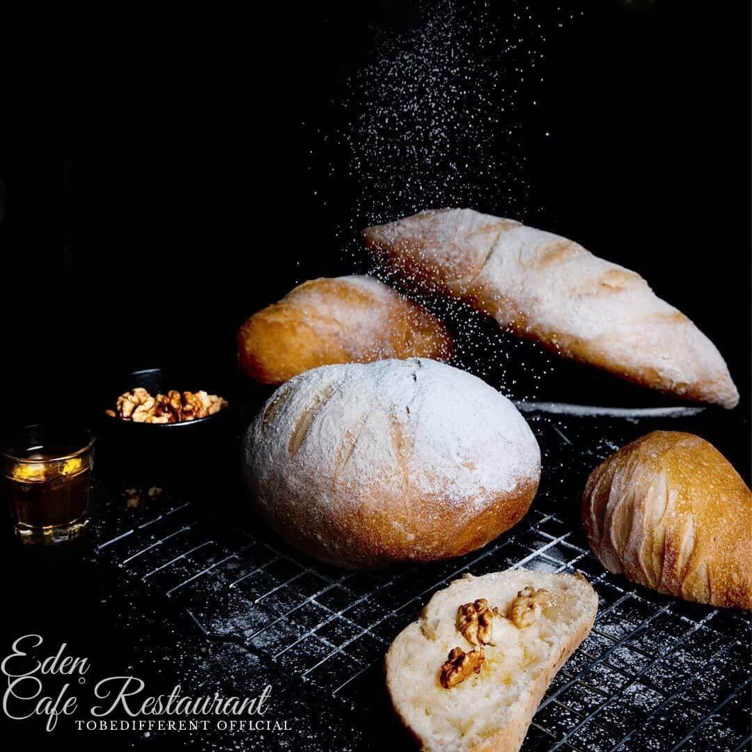 پخت روزانه نان و شیرینی در کافه عدن کافه میرداماد میدان مادر