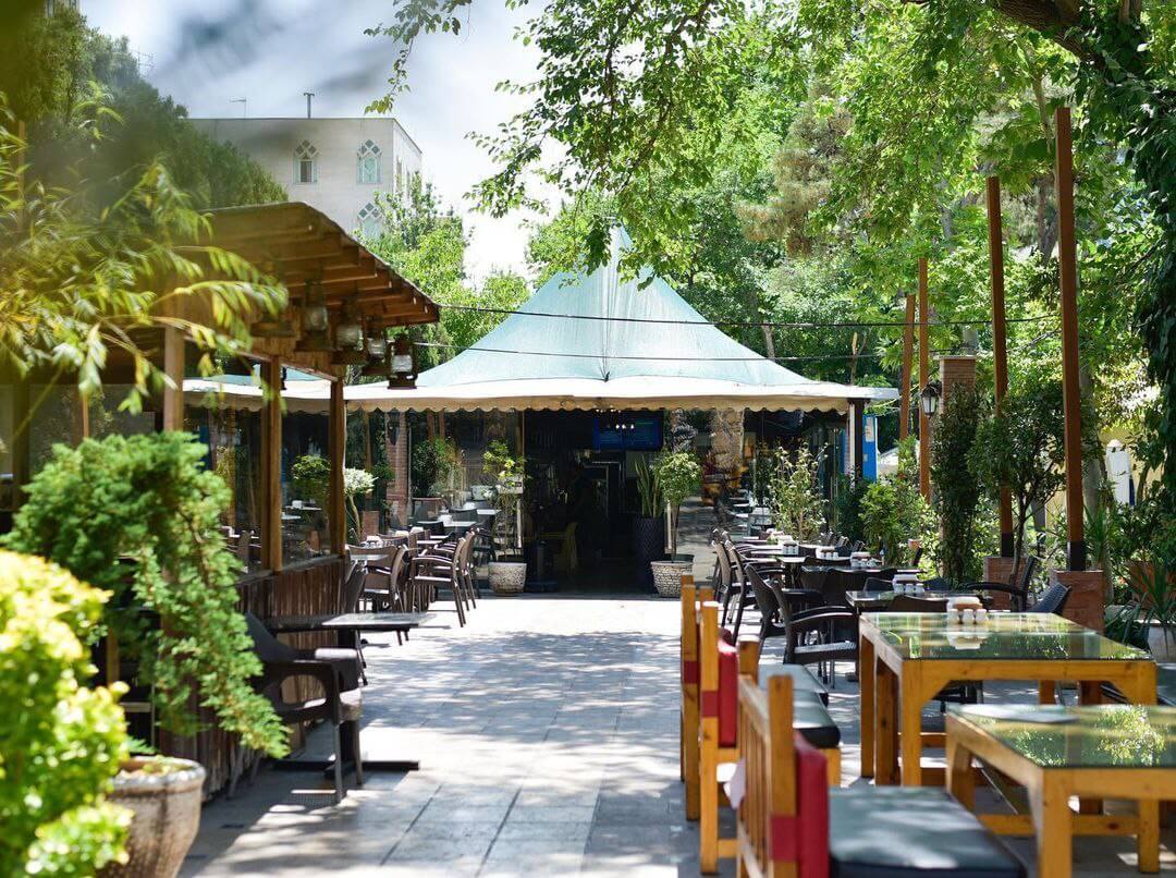 فضای باز قصر موج کافه قلیون میرداماد