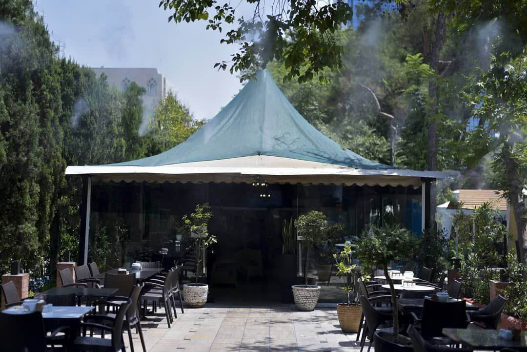 فضای بیرونی رستوران روباز میرداماد