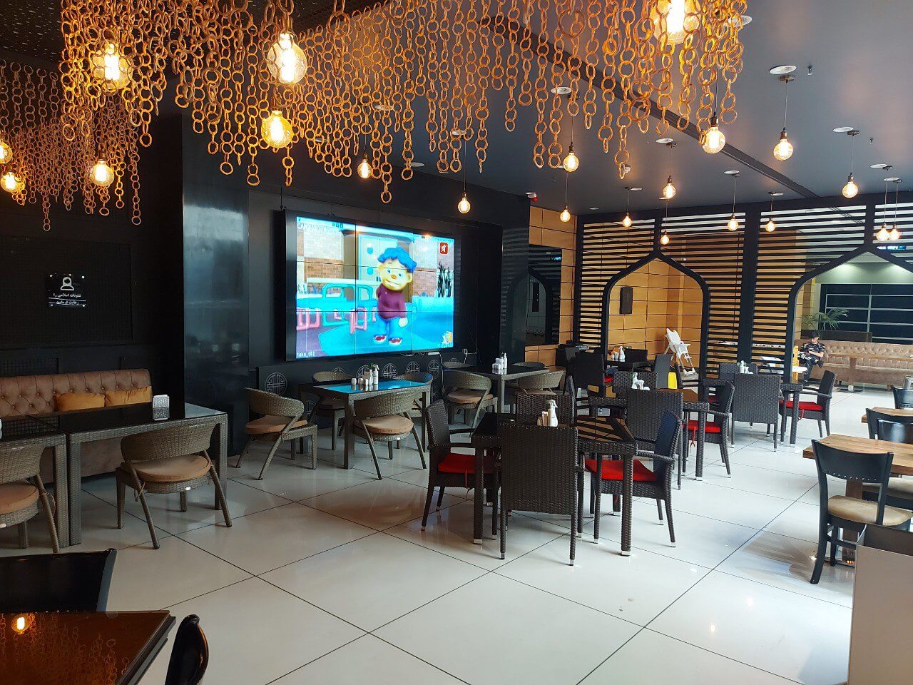 فودکورت آرن در شهرک غرب