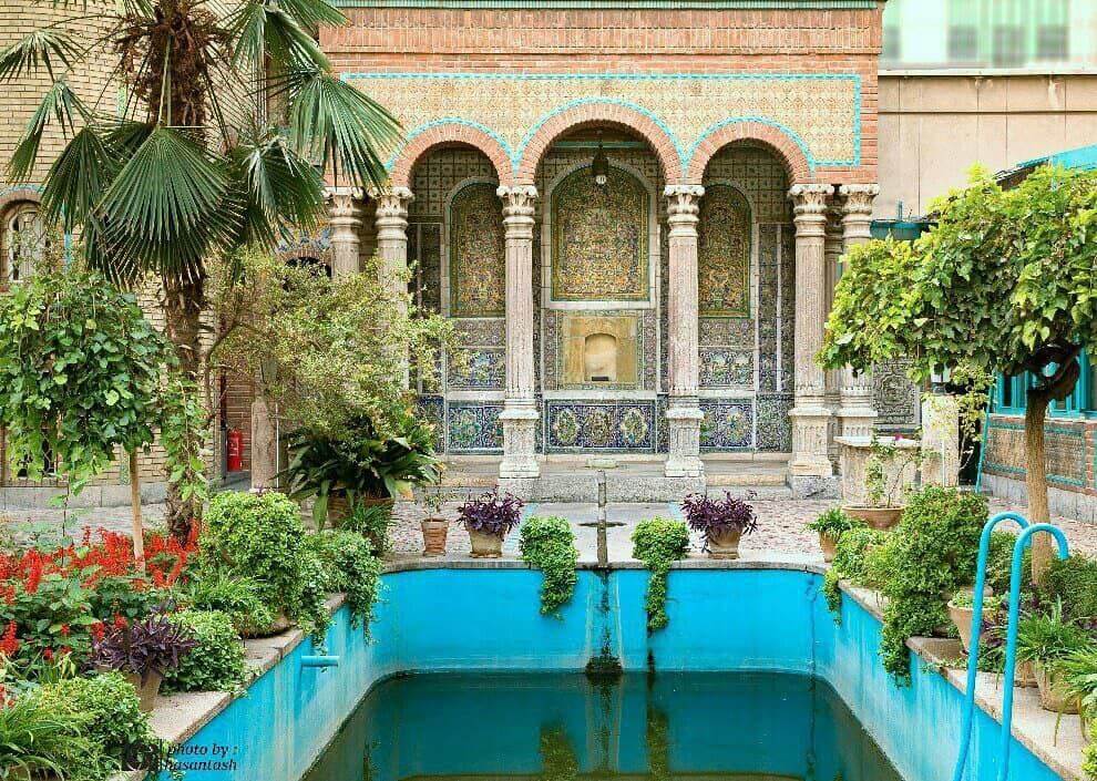 کافه گرین با چشم‌انداز بی‌نظیری از باغ، استخر و عمارت جذاب موزه