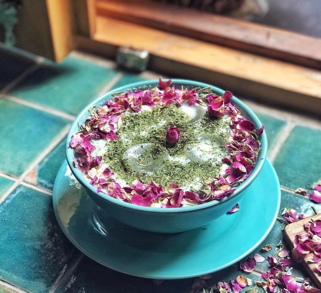 آبدوغ‌خیار در کافه قدیمی مانا