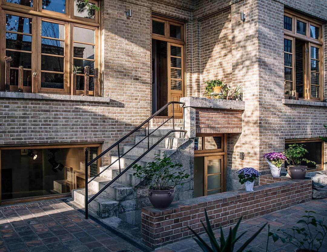 حیاط کافه ریرا در تهران