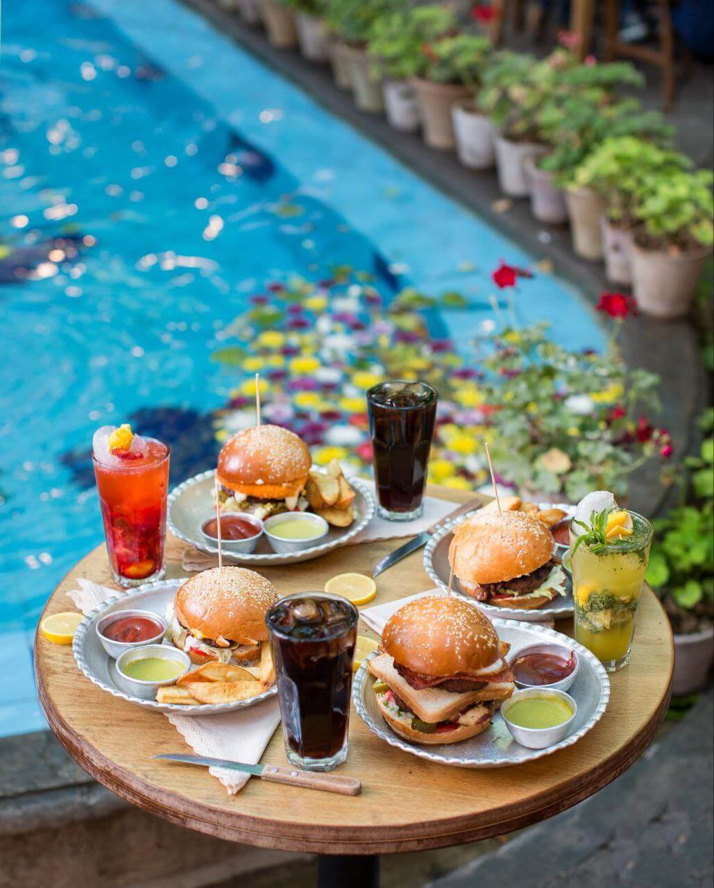 میانوعده در کافه باکارا