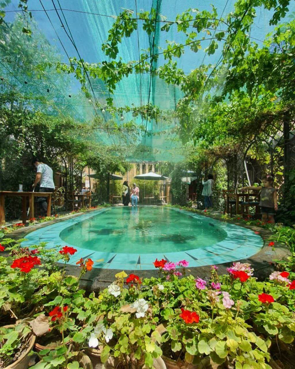 فضای بیرونی کافه باکارا