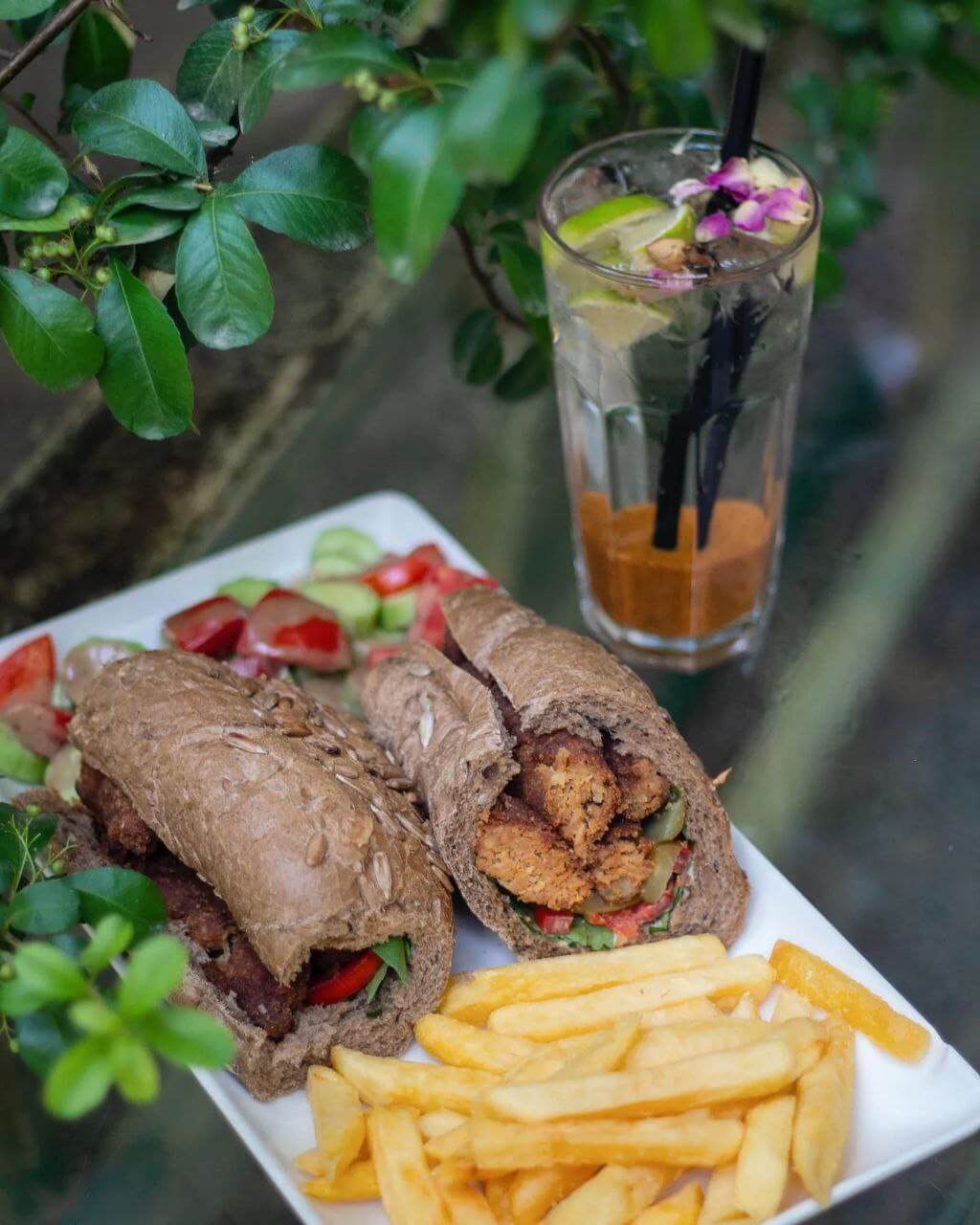 میان وعدههای کافه چای بار با قیمت مناسب