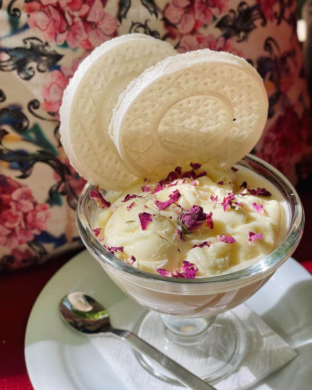 بستی سنتی کافه چایبار در فهرست کافه قیمت مناسب