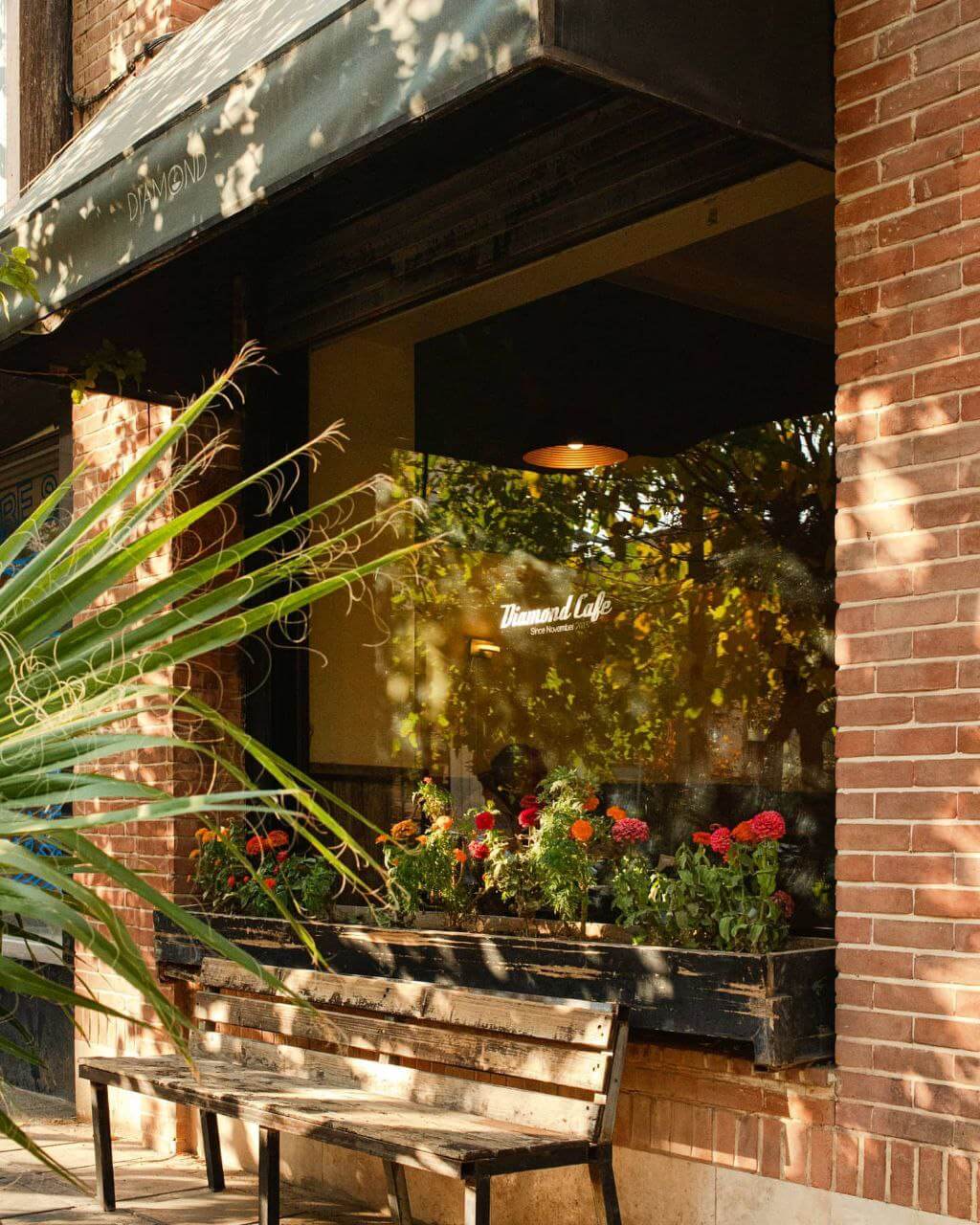 فضای بیرونی کافه دیاموند تهران