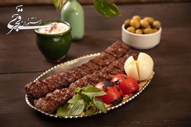 خوراک کباب کوبیده در رستوران قجری از بهترین کافه رستوران های تهران با قیمت مناسب