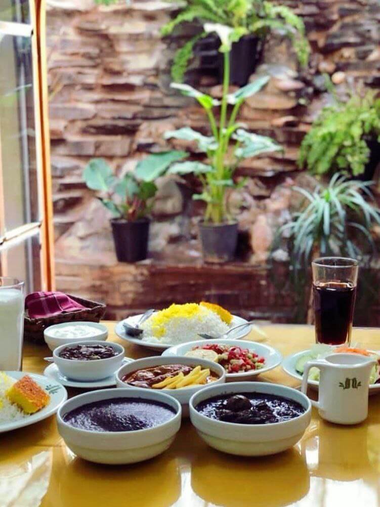 چلو خورشت در رستوران قیمت مناسب هتل قناری