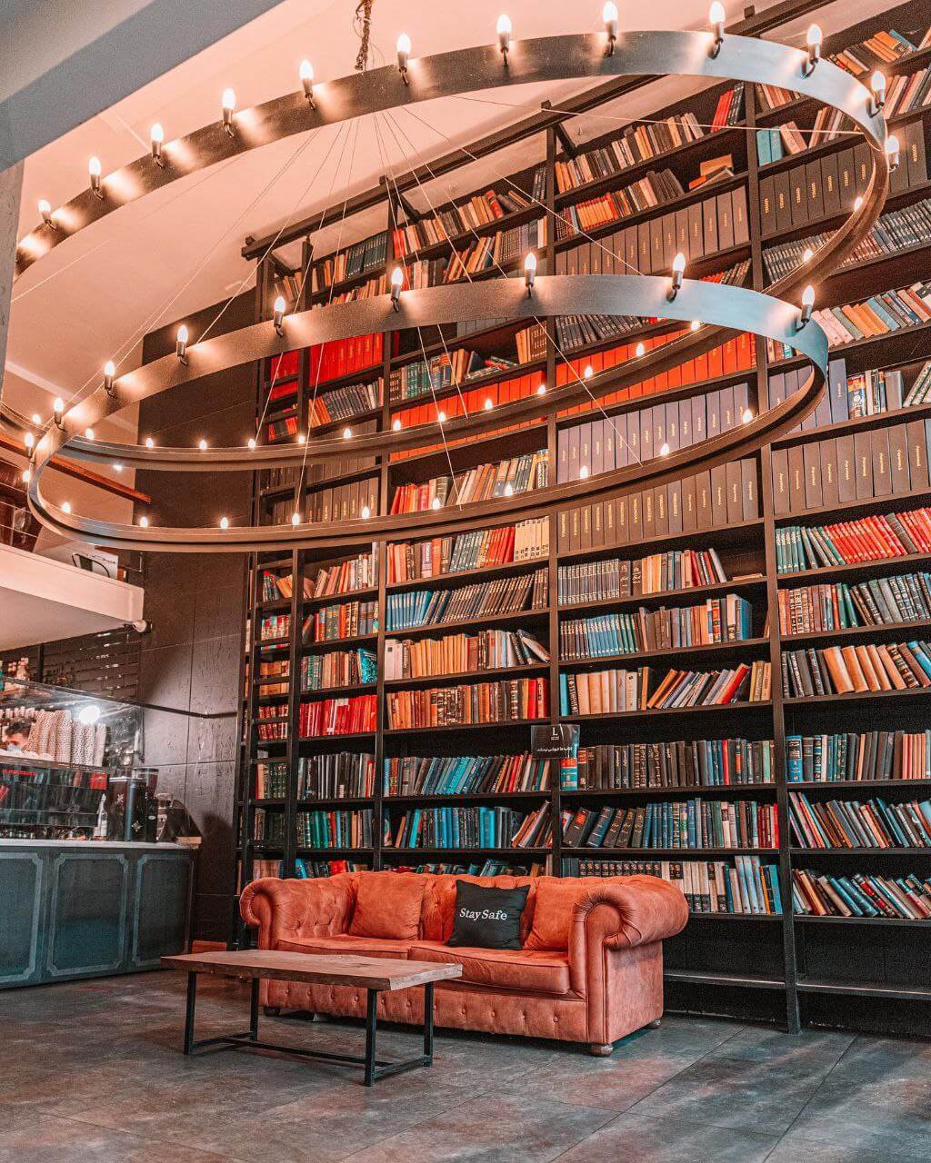 فضای داخلی کافه لمیز از کافه های ارزان قیمت تهران