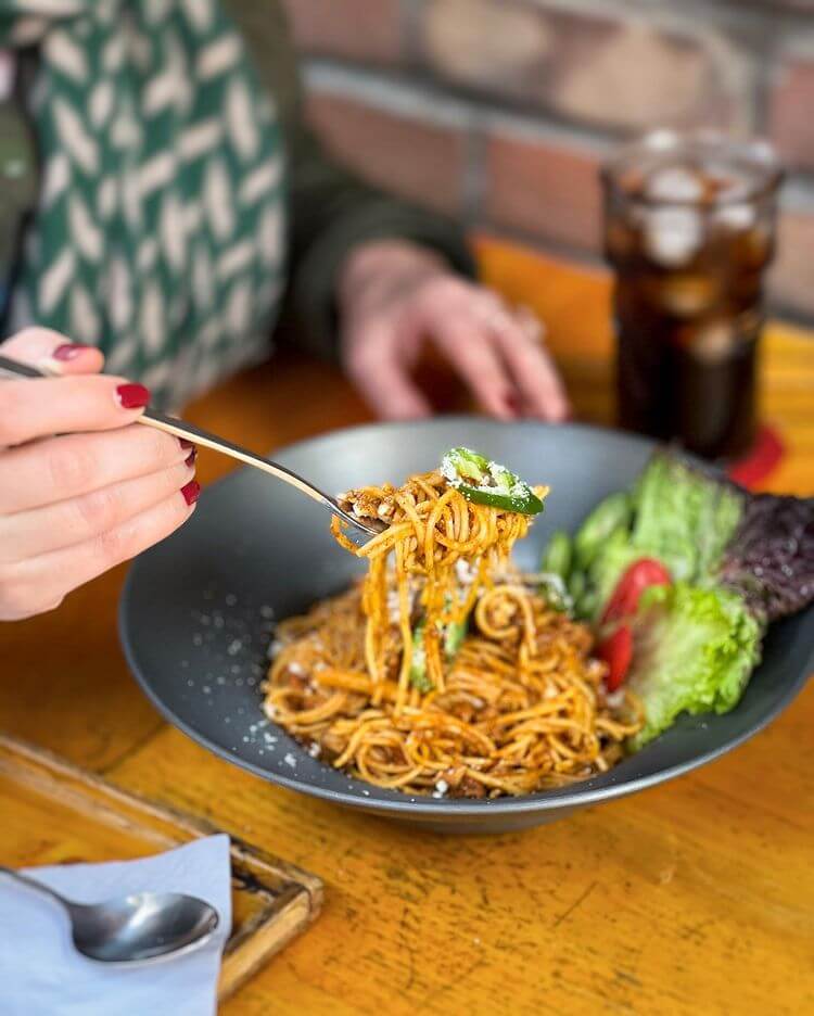 پاستا بلونیز کافه بوفه کتاب