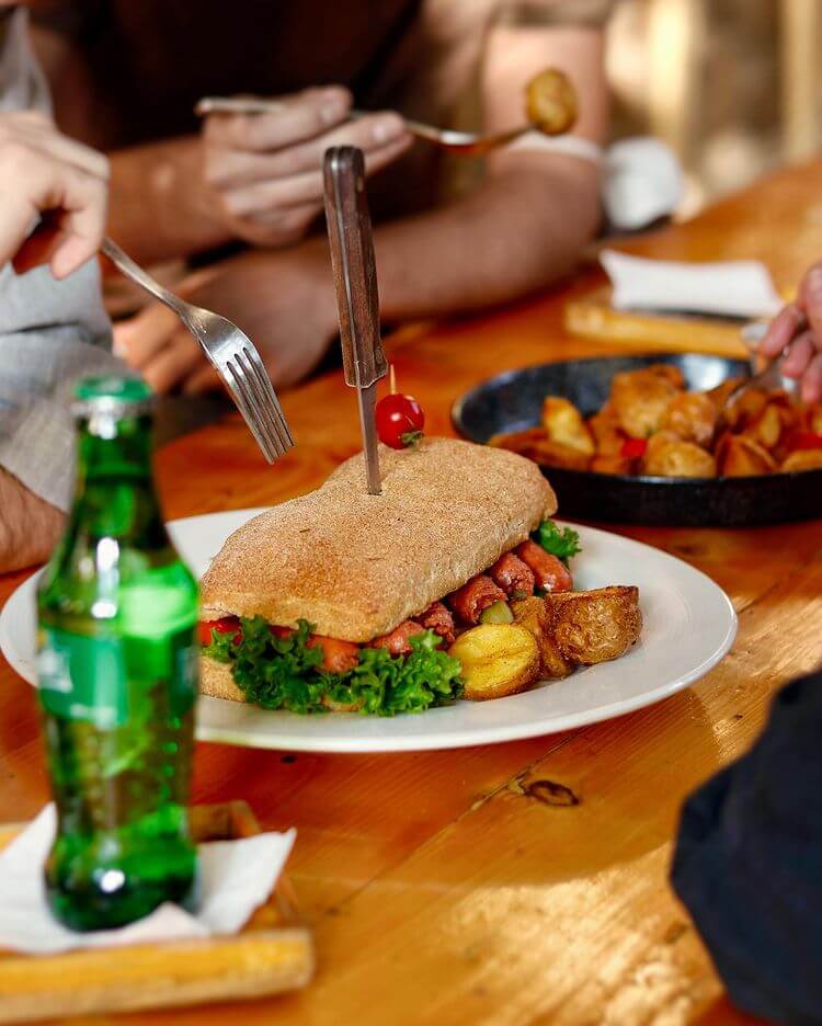 پنینی در کافه بوفه کتاب خیابان نجاتاللهی