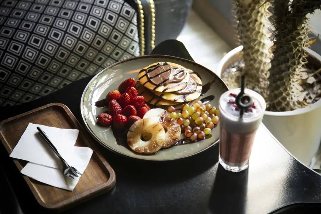 صبحانه در کافه موزه آمیتیس از کافه های کریمخان