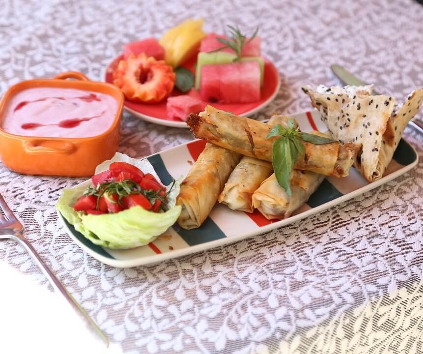 میان وعدههای کافه سفال آنسو، از کافه های نجات الهی