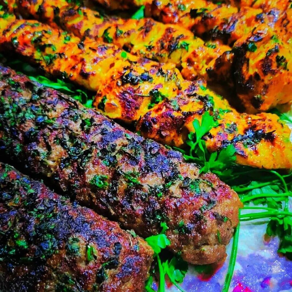 انواع کباب در رستوران باباشمل