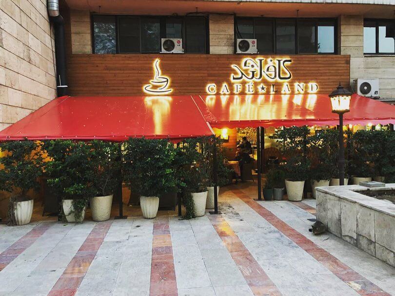 فضای بیرونی کافه لند، کافه ونک پارک