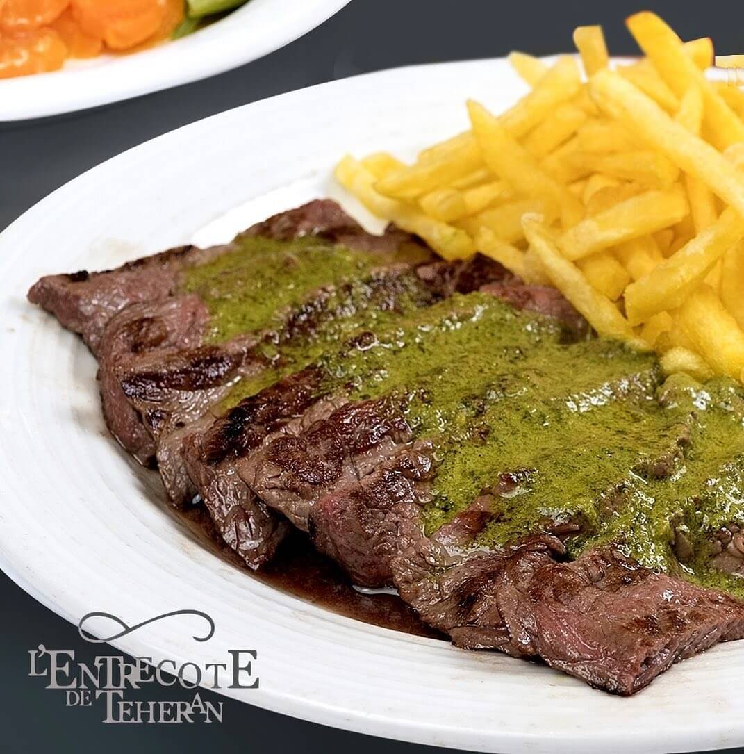 استیک با سس مخصوص در رستوران آنتروکوت