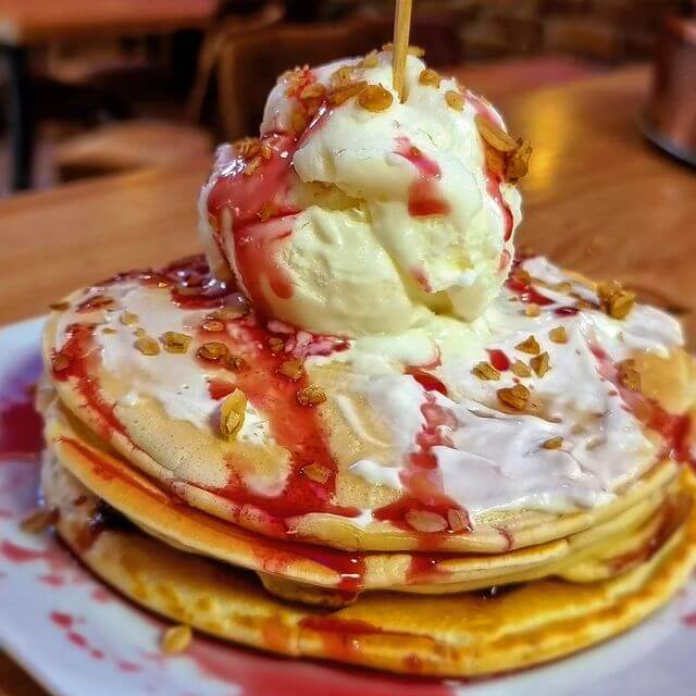 پنکیک با بستنی در کافه آلنده