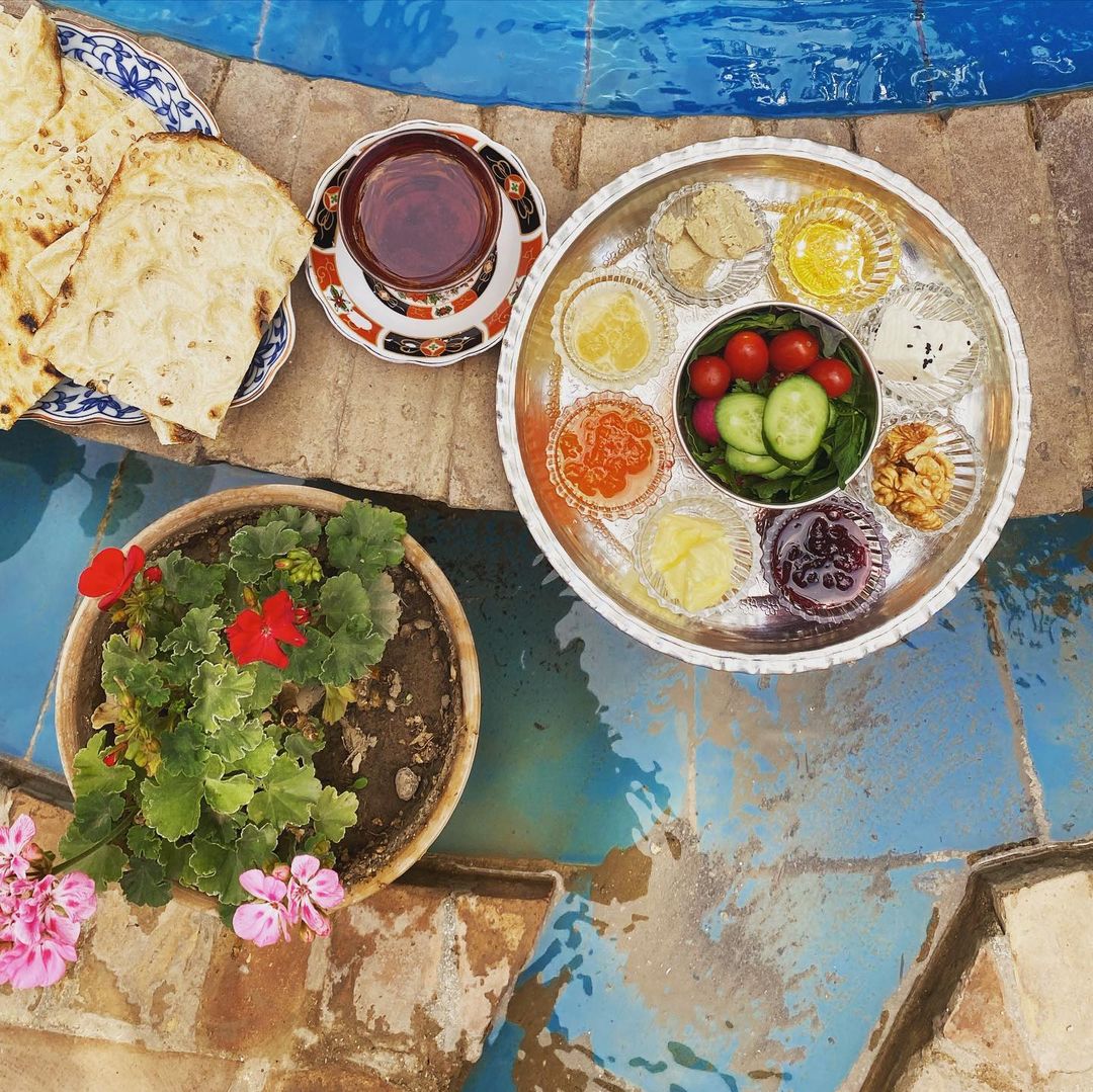 صبحانه ایرانی در کافه نیکو در خیابان ایرانشهر