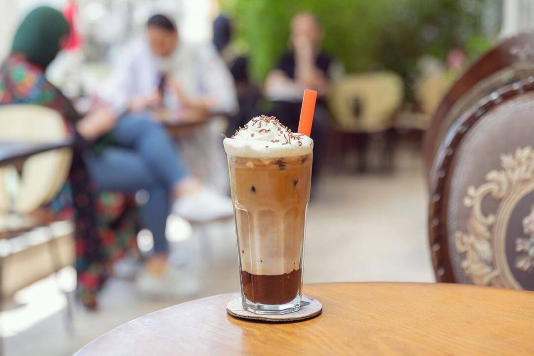 کافه حیاط دار در میرزای شیرازی