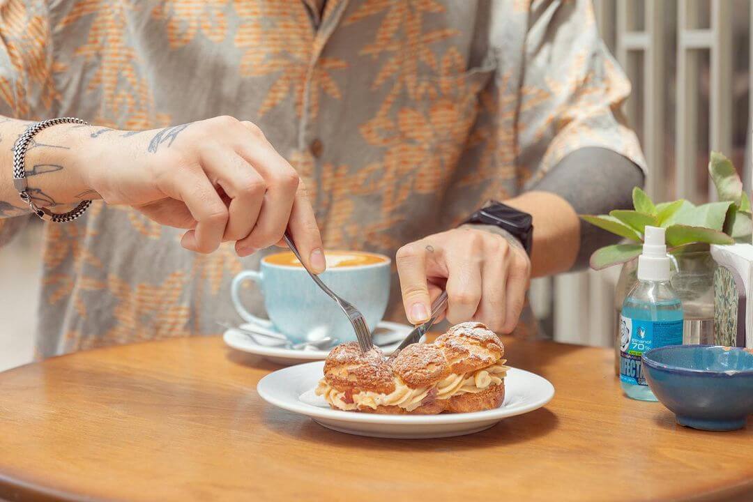 پاریس برست در کافه بالا در فهرست کافه حیاط دار در میرزای شیرازی