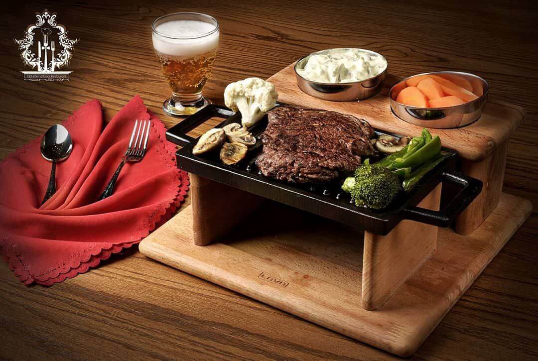 سرو استیک در رستوران رسالت