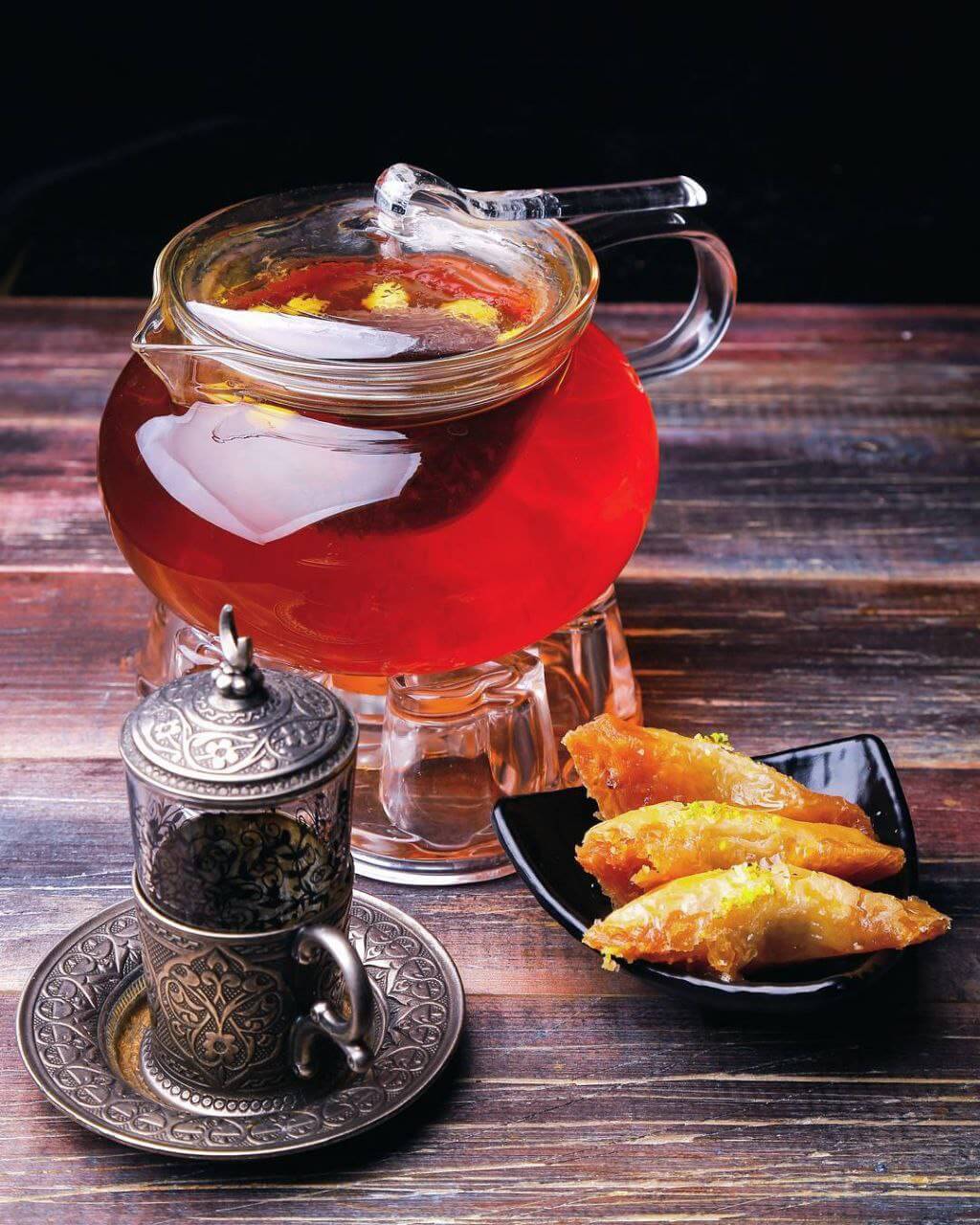 سرو چای و باقلوا در کافه رستوران عربی هترا