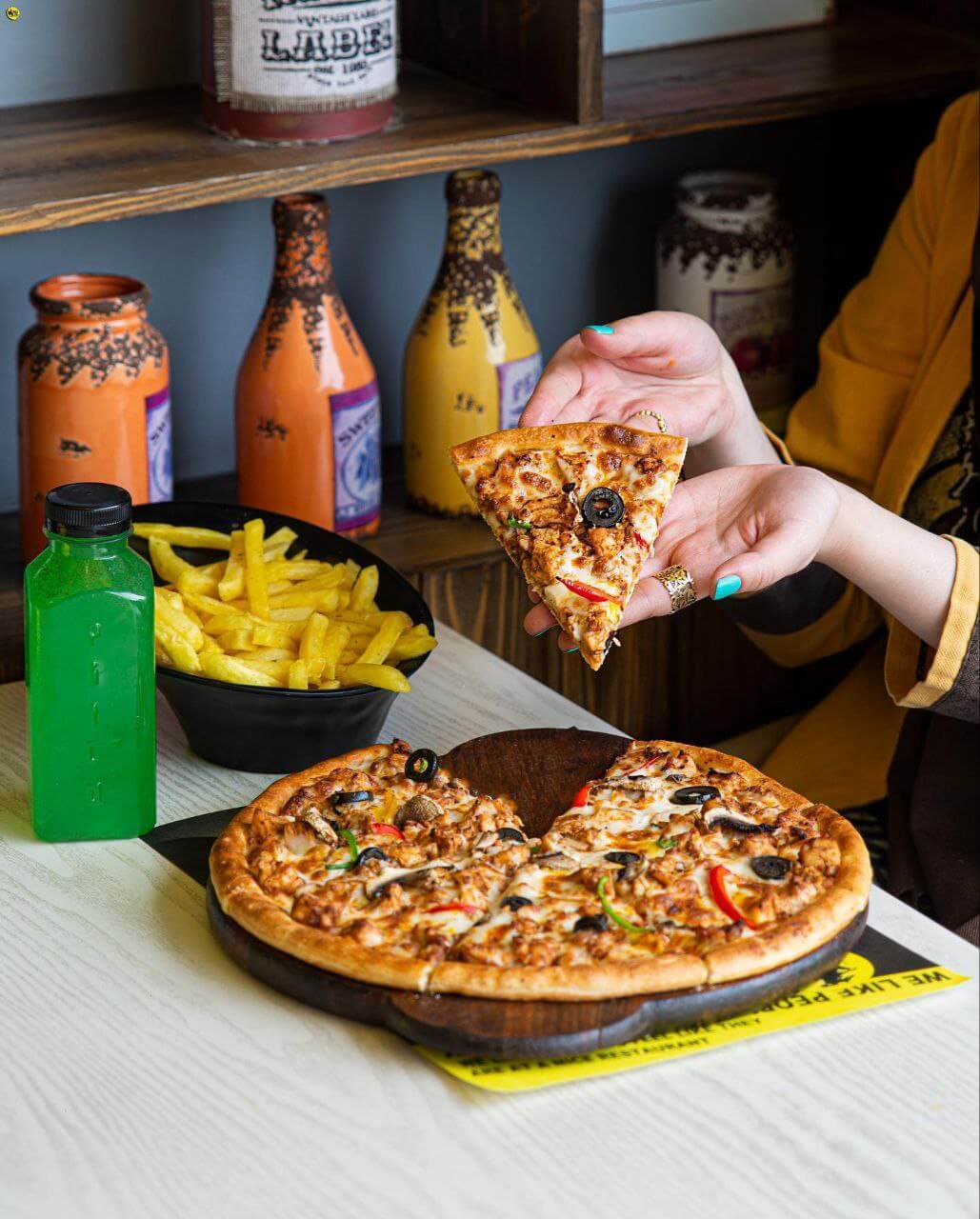 پیتزاهای متنوع فست فود پیتکو در خیابان رسالت