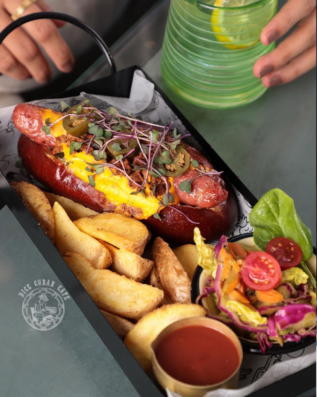 سینی هات داگ کافه دایس در خیابان میرزای شیرازی