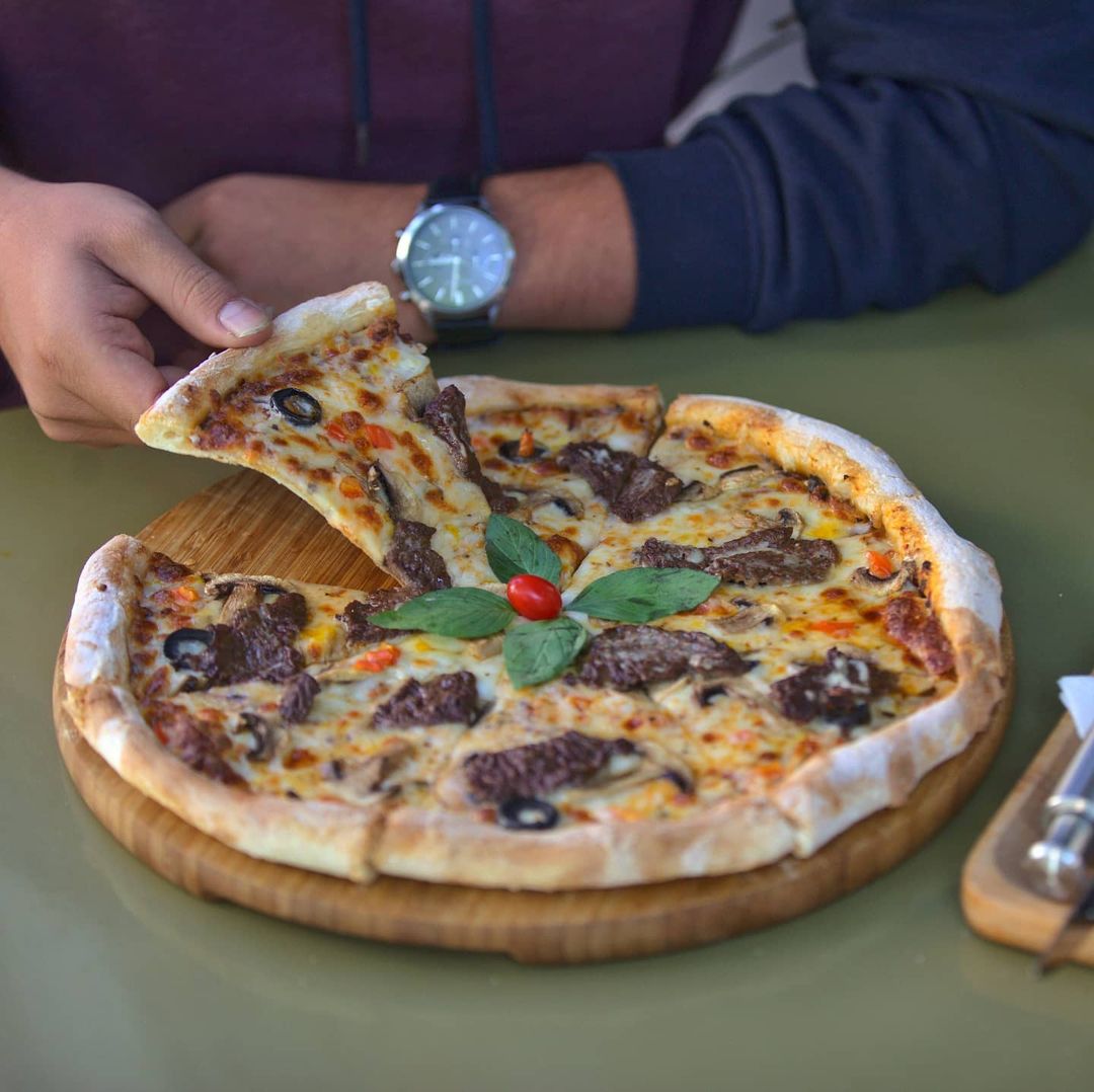 پیتزاهای محبوب کافه دوسه در خیابان سنایی