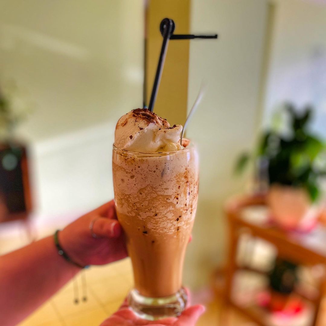 انواع شیک در کافه اتفاق خیابان ایرانشهر