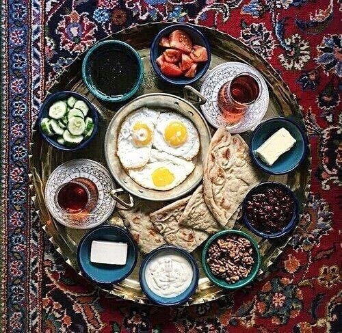 صبحانه ایرانی کافه گالری فرش منیریه