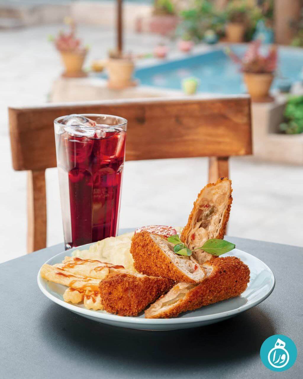 سرو میان وعده در کافه هورا