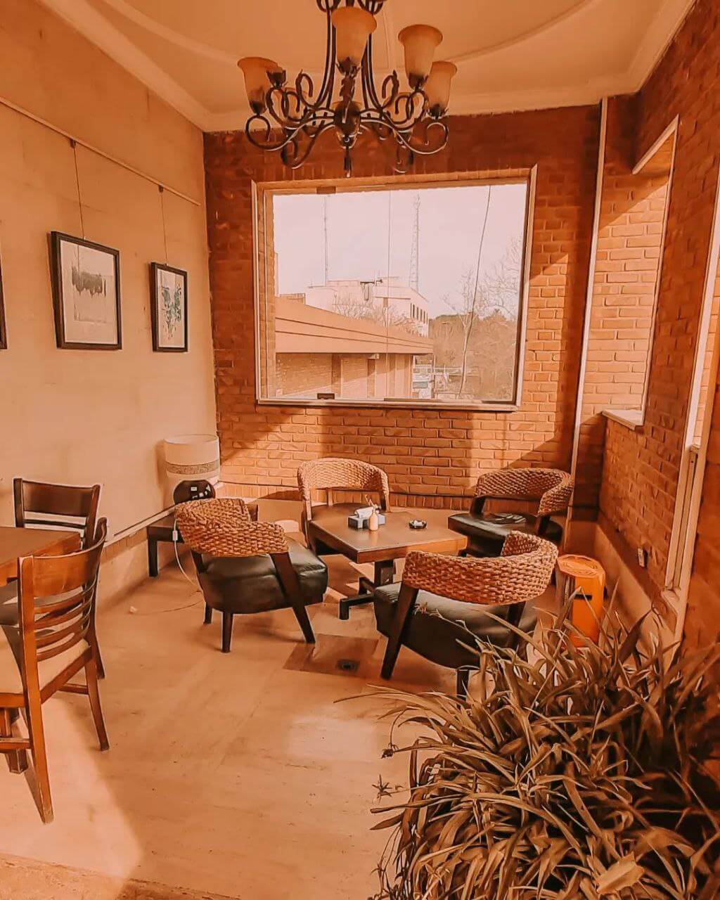 فضای داخلی کافه گالری ایرانشهر