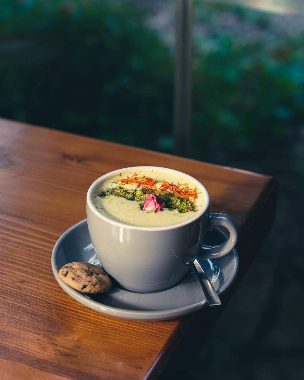 انواع نوشیدنی‌های گرم در باغ موزه ایرانی