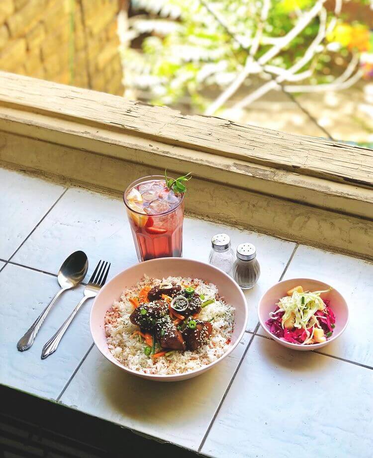 اینجا کافه از کافههای میرزای شیرازی