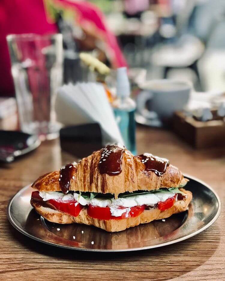 کروسان پنیر و خیار در کافه مانزا در خیابان نجاتالهی