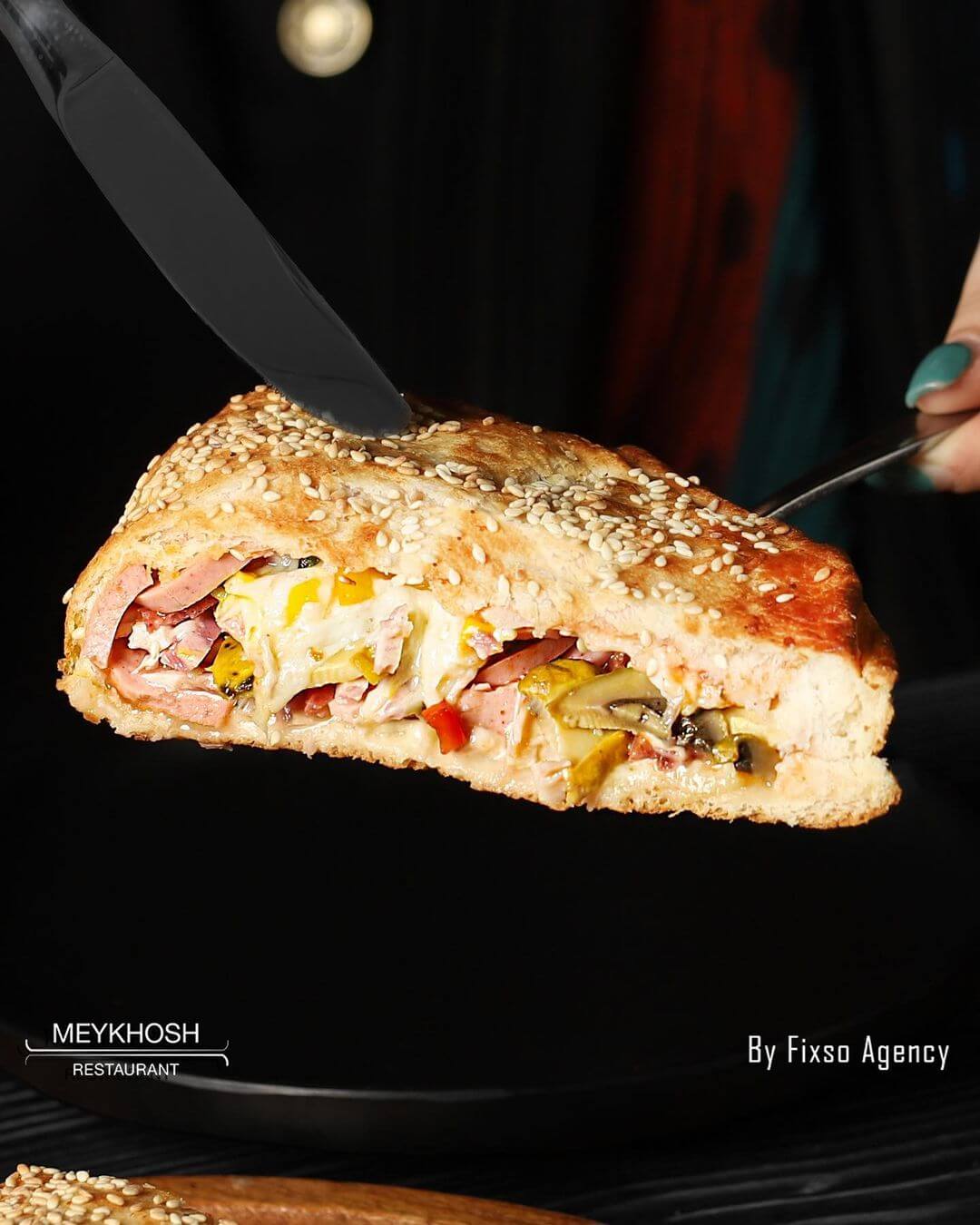 سرو بهترین پیتزا سید خندان در فست فود میخوش