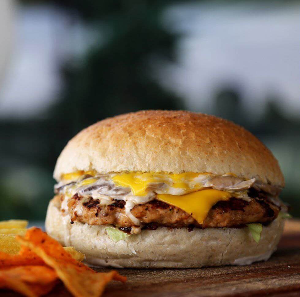 برگر مرغ در رستوران چیکن فامیلی