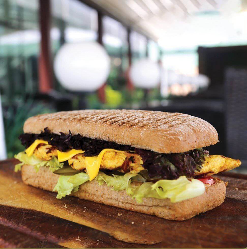 ساندویچ مرغ رستوران چیکن فامیلی در پارک ملت