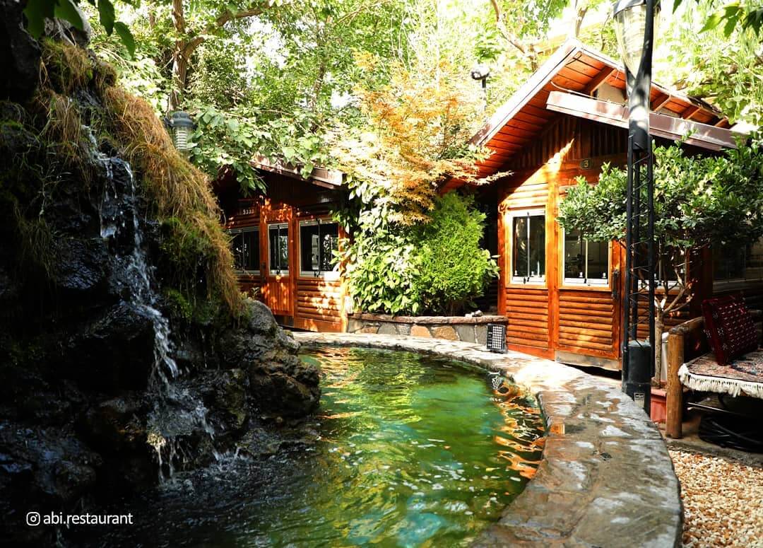 فضای باز رستوران آبی از رستوران‌های شهران